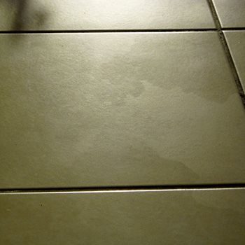 Come eliminare definitivamente gli aloni dal pavimento - CasaFacile
